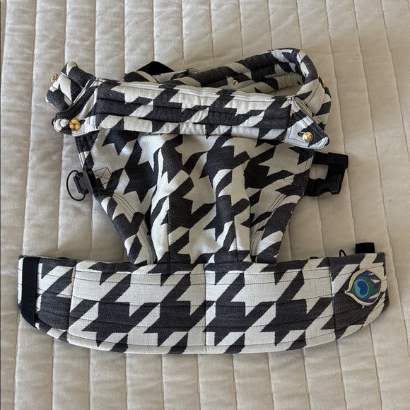 Artipoppe Zeitgeist Stylish Black and White Kids Carrier - Picture 1 of 4